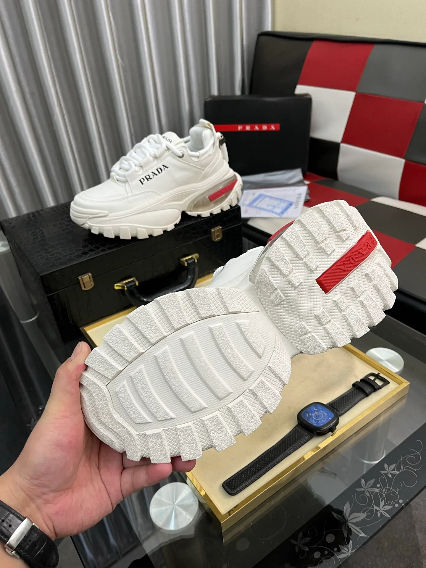 Men's shoes 💰: 800⌚️⌚️🔝High version The new PRADA (Prada) counters are launched simultaneously. The new men's shoes and 😘fabric are selected from first-layer cowhide and are made by pure handicrafts. Lining: Full cowhide lining. 👍🏿 High-end ☄️ air-cushion molded anti-slip rubber outsole, exquisite lines, simple and elegant, comfortable and high-end for leisure travel. Code number: 38 to 443️⃣Colors available